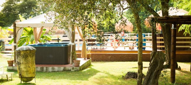 Vasca idromassaggio e gazebo vicino a piscina.