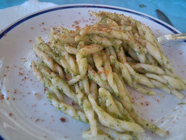 Piatto di fusilli con pesto.