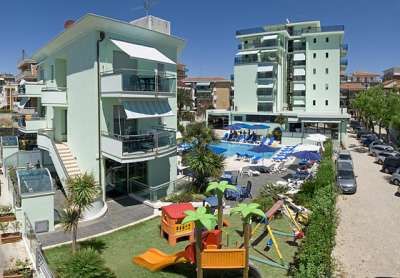 Edifici moderni con piscina e area giochi per bambini.