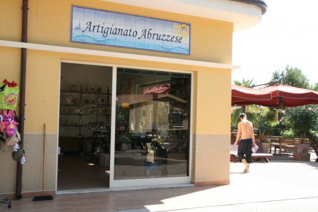 Ingresso di un negozio di artigianato con vetrina.