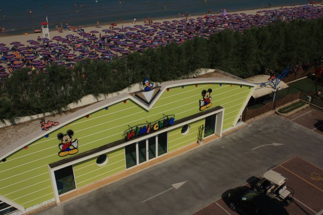 Edificio verde con tema di un mini club vicino alla spiaggia.