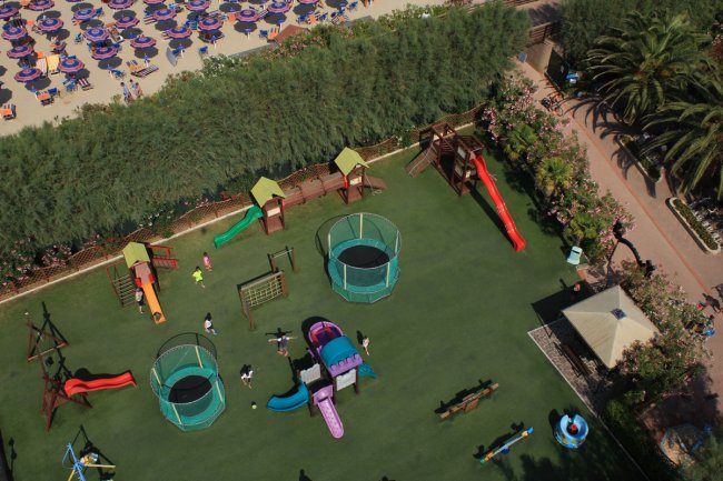 Un'area giochi con scivoli e altalene.