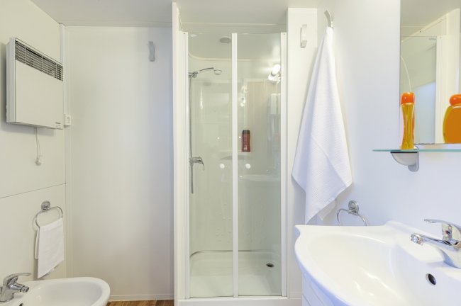 Un bagno con cabina doccia e lavandino moderno.