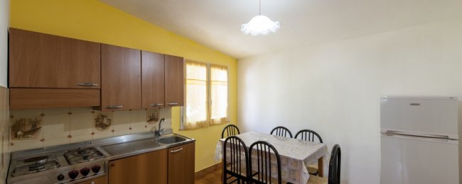 Cucina con tavolo da pranzo e mobili in legno.