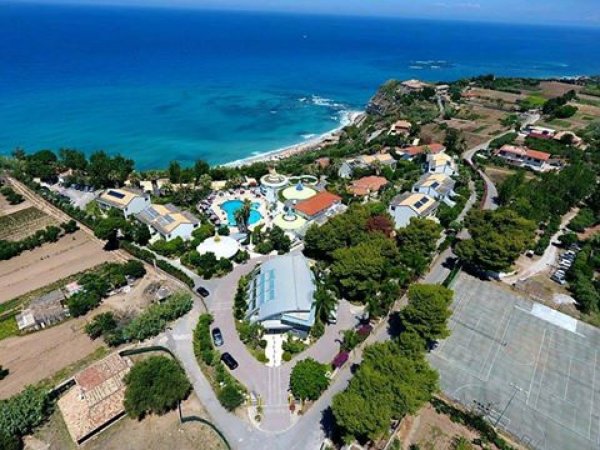 Vista aerea di un resort vicino al mare.