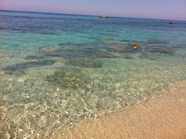 Mare cristallino con fondale sabbioso.