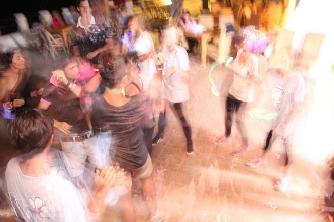 Persone che ballano in una stanza luminosa.