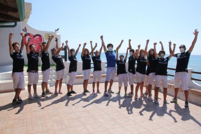 Gruppo di persone festeggia con le braccia alzate.