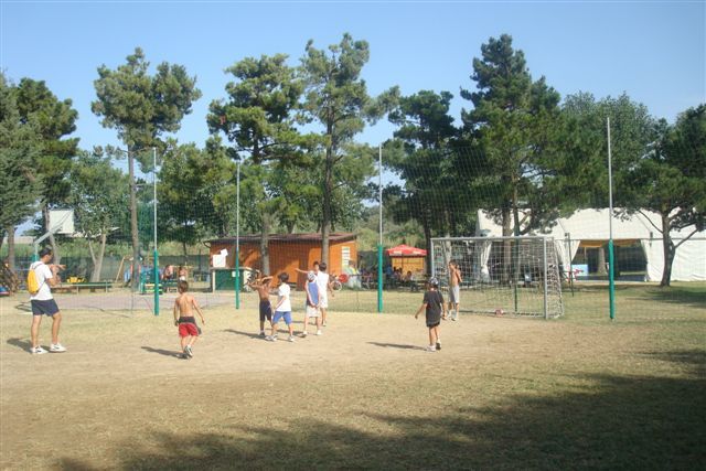 Partita di calcio per bambini su campo terroso.