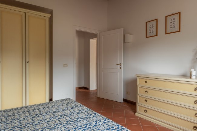 Dettaglio di camera da letto con armadio giallo.
