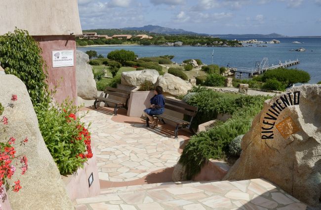 Terrazza con panchine e vista mare.