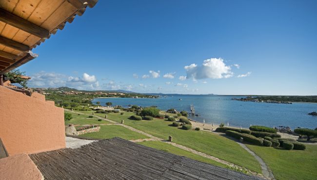 Vista mare da un balcone con giardino.