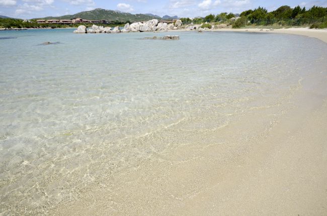 Spiaggia con acqua trasparente e sabbia chiara.