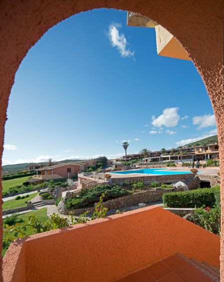 Vista di un resort con piscina e giardini.