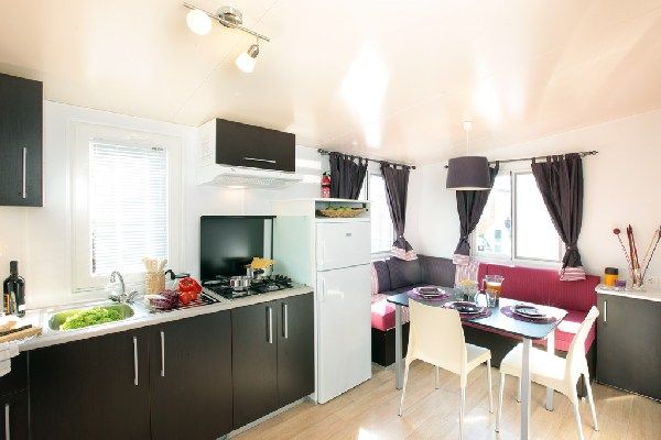 Cucina moderna con tavolo da pranzo e finestra luminosa.