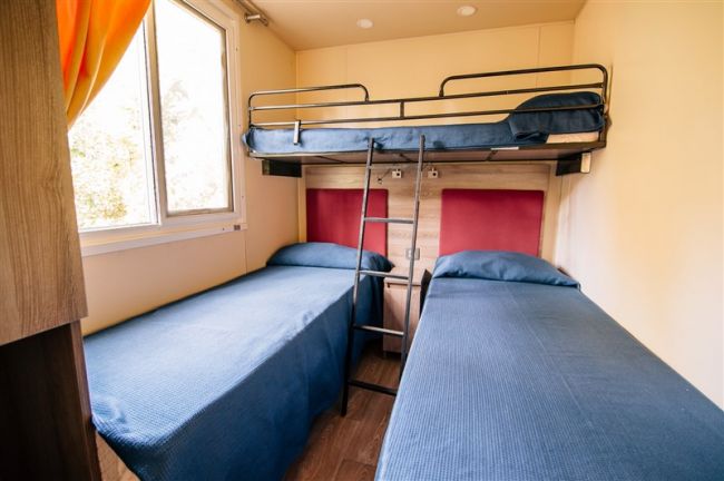 Camera con letti singoli e letto a castello.