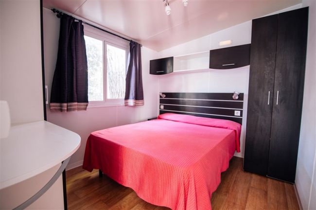 Camera con letto matrimoniale e armadio.