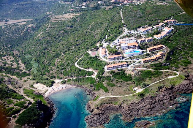 Vista aerea di un villaggio turistico vicino a una cala.