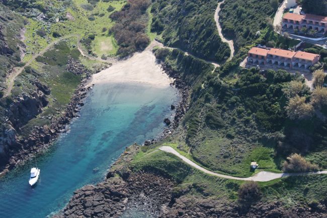 Baia con spiaggia sabbiosa vista dall'alto.