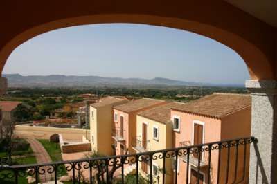 Vista panoramica dalla terrazza di un edificio su paesaggio collinare.