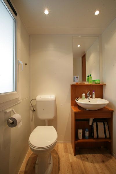 Bagno moderno con wc, lavandino e mensole.