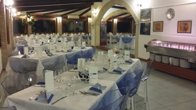 Sala ristorante allestita per un evento.