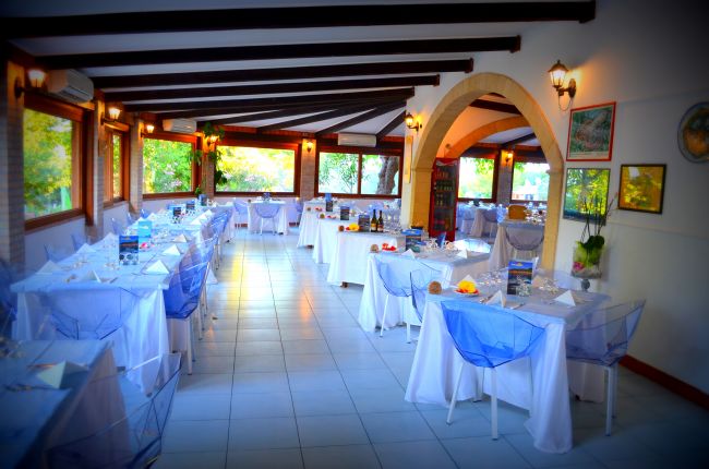 Sala ristorante elegante con tavoli apparecchiati.