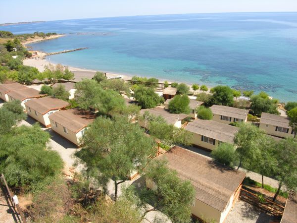 Bungalow tra gli alberi vicino al mare.