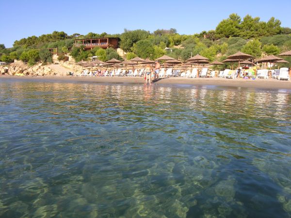Vista dal mare verso spiaggia e ombrelloni.