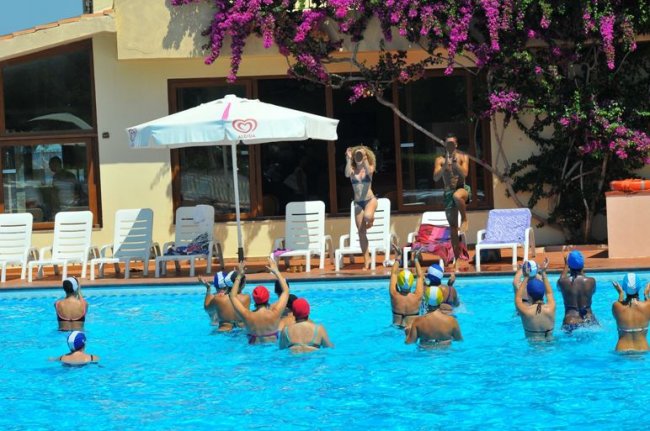 Persone in piscina partecipano a un'attività di gruppo.