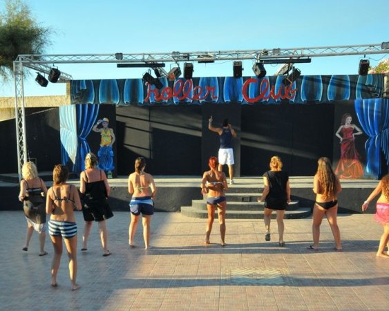 Persone fanno esercizi su un palco all'aperto.