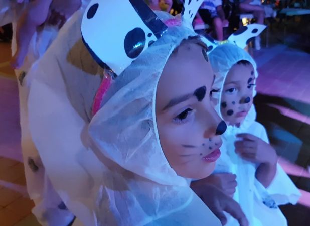 Bambini in costume da dalmata con orecchie maculate.