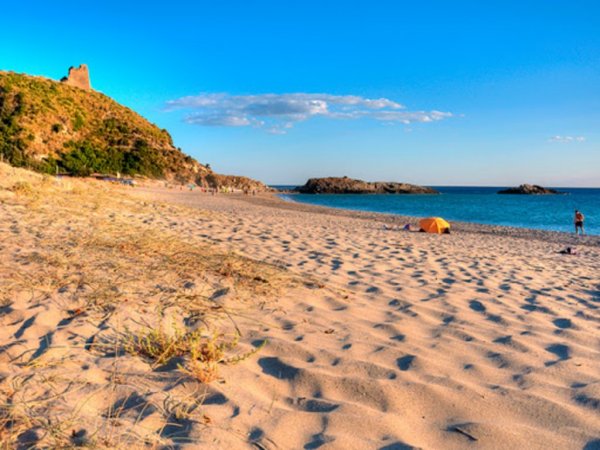 Spiaggia sabbiosa al tramonto.