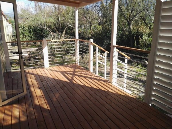 Veranda in legno con ringhiera.
