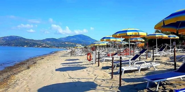 Spiaggia con ombrelloni gialli e blu.