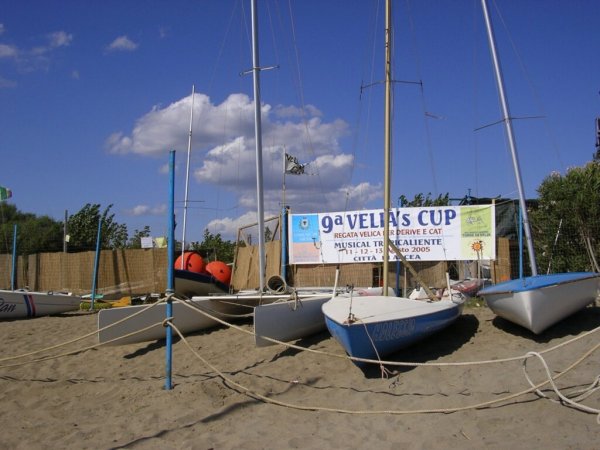 Barche sulla spiaggia con striscione vela.