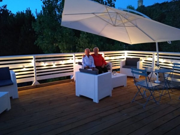 Terrazza con sedie e ombrellone di sera.