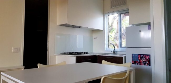 Cucina moderna con tavolo e sedie.
