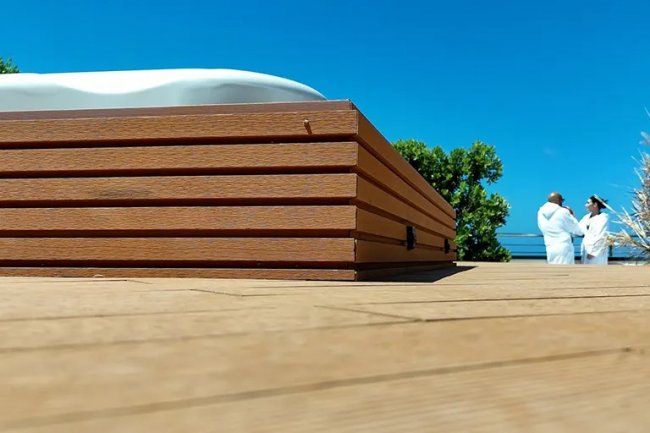 Dettaglio di jacuzzi su terrazza con vista oceano.