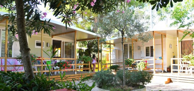 Bungalow in giardino fiorito con veranda.