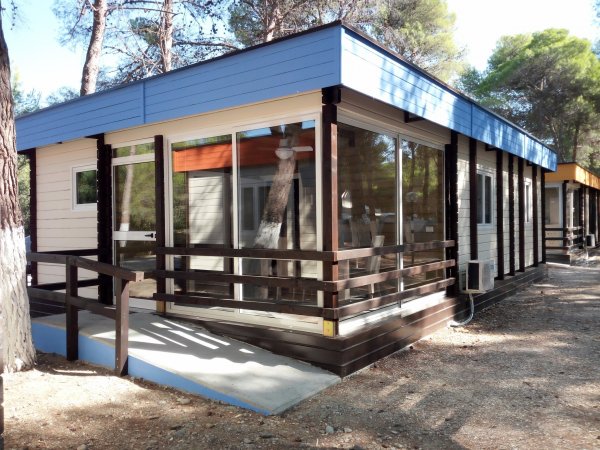 Bungalow con veranda chiusa nei boschi.