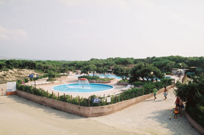 Complesso con piscine circondato da vegetazione e sentieri.