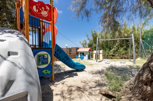 Area giochi per bambini con scivolo.