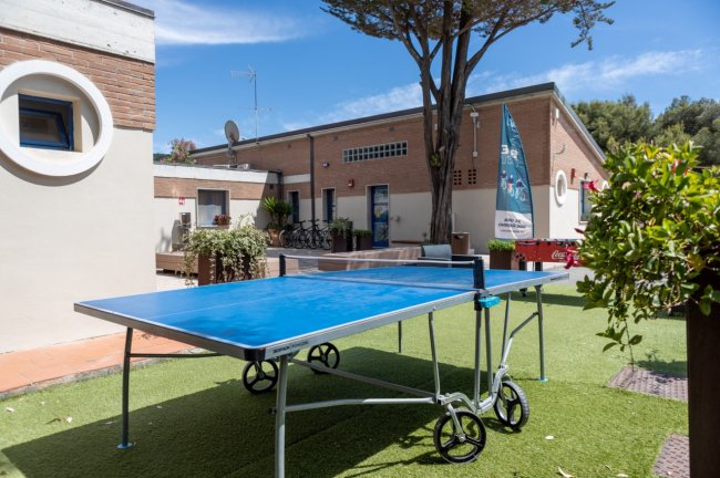 Tavolo da ping-pong vicino a edifici in mattoni.