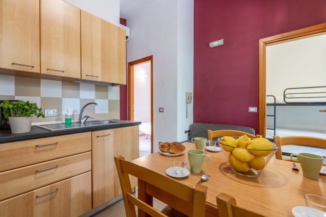 Cucina con tavolo da pranzo e frutta.