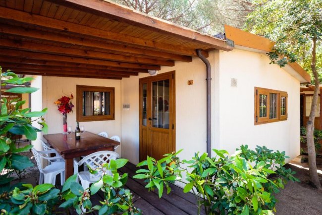 Terrazza di una casa con tavolo e sedie.