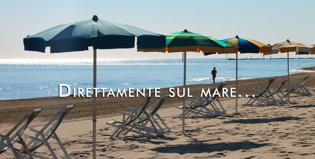 Spiaggia con ombrelloni colorati e sedie a sdraio.