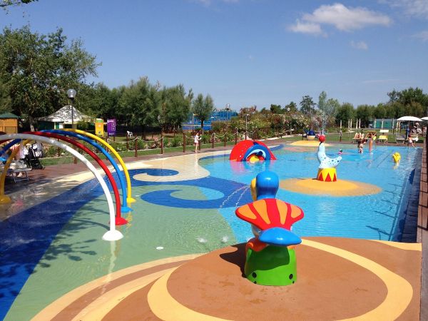 Piscina con giochi d'acqua colorati.