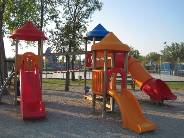 Parco giochi con scivoli colorati.