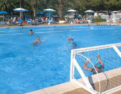 Una partita di sport acquatico in una piscina all'aperto.